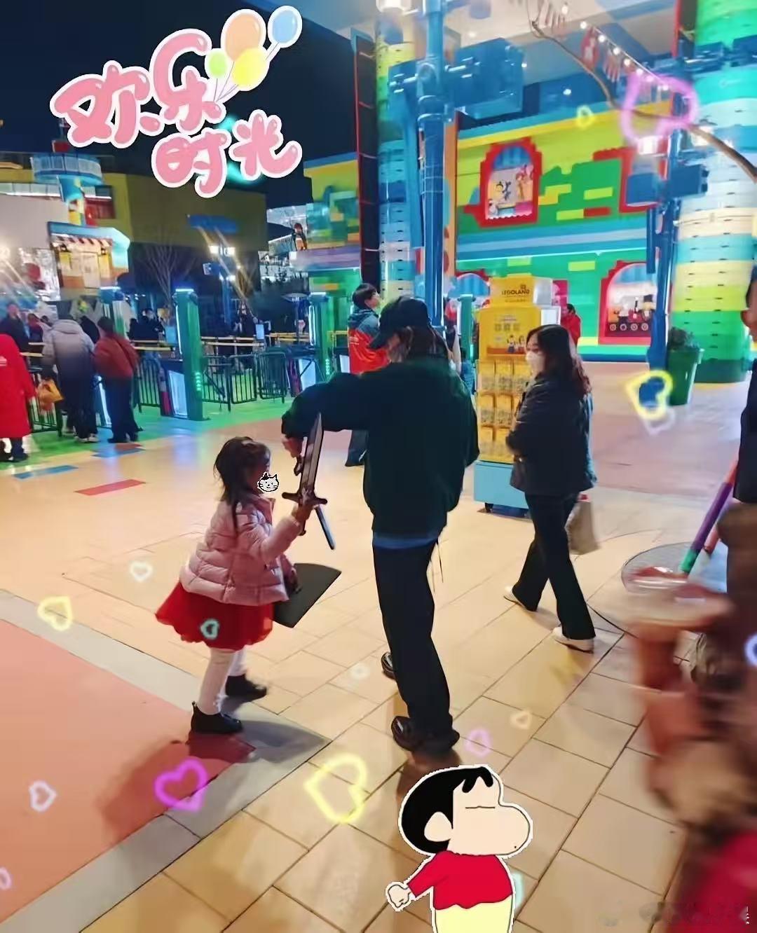 上海高乐园偶遇张若昀唐艺昕一家唐艺昕带女儿去探班张若昀，一家三口逛乐高乐园，好温