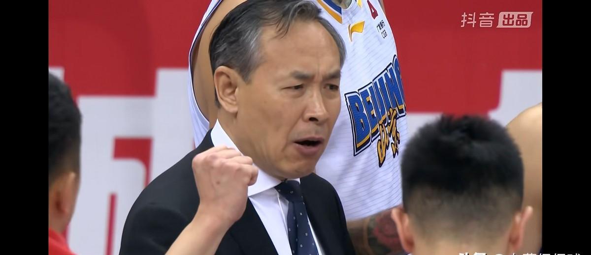 赵睿原本想上场，球队不让，理由是别冒险，这场球最终以105比55的比分结束，赢下