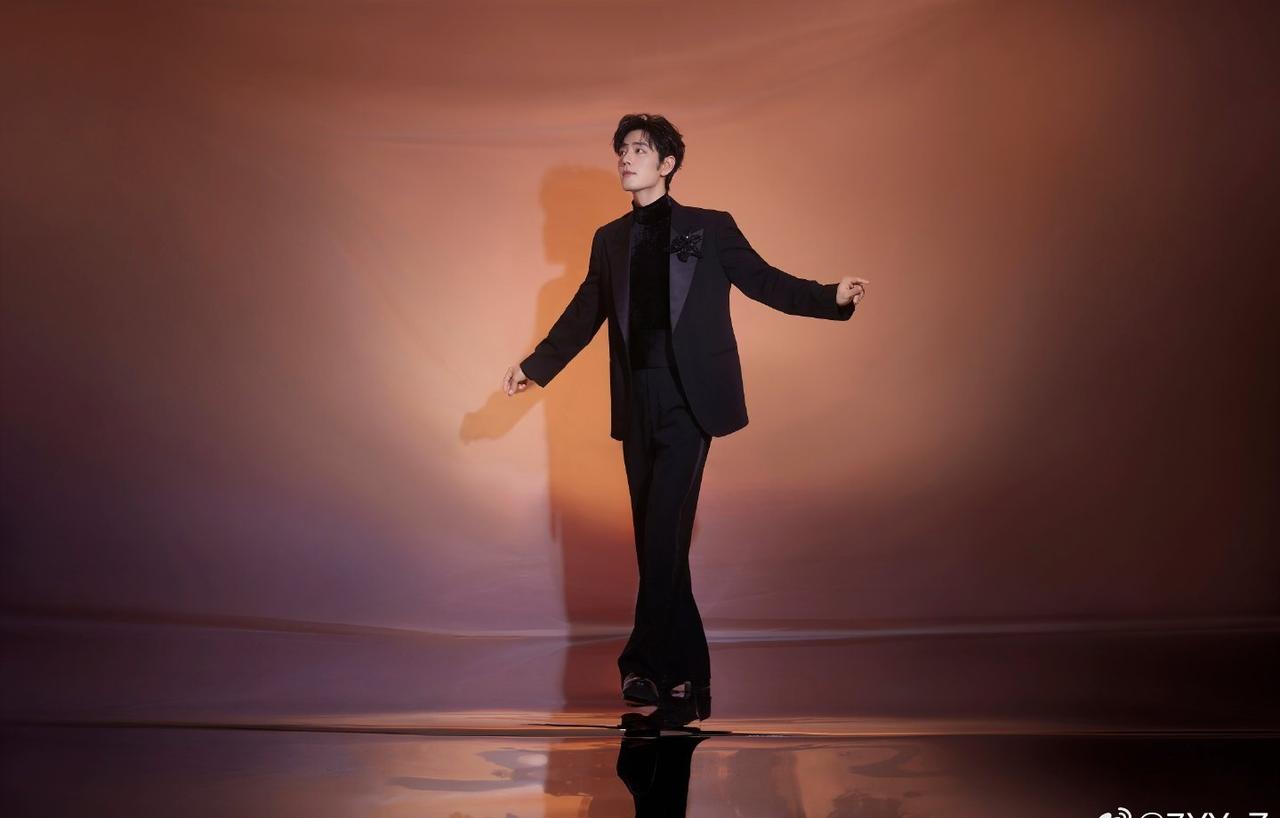 肖战肖战 xz日常见肖战 
面对热爱要不遗余力的喜欢，生活应该温柔 ，及时行乐 