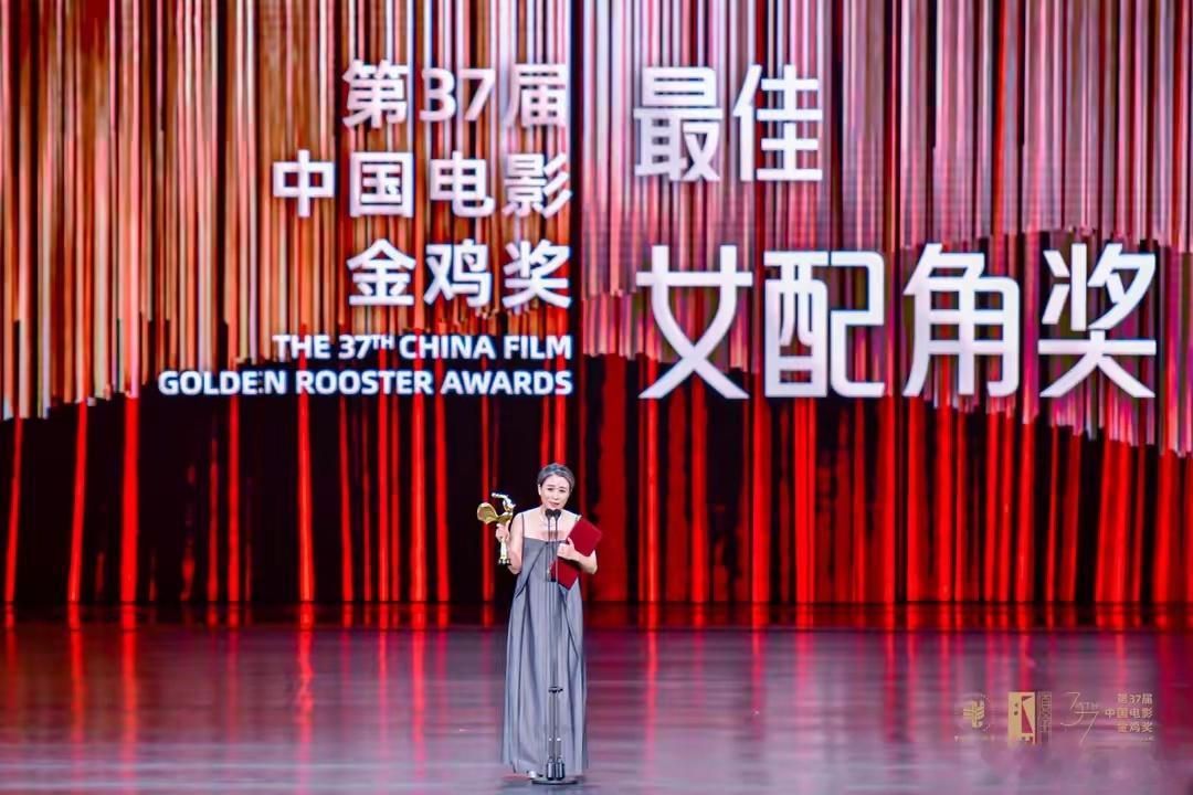 刘丹金鸡奖最佳女配角 实力派女演员刘丹凭借在电影《乘船而去》中饰演的苏念真一角，