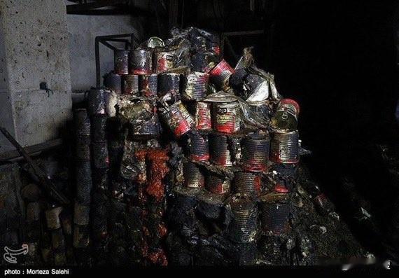 伊朗首都德黑兰的暴徒冲入了一家街边的小超市，劫掠过后将其一把火烧成图中那样。
