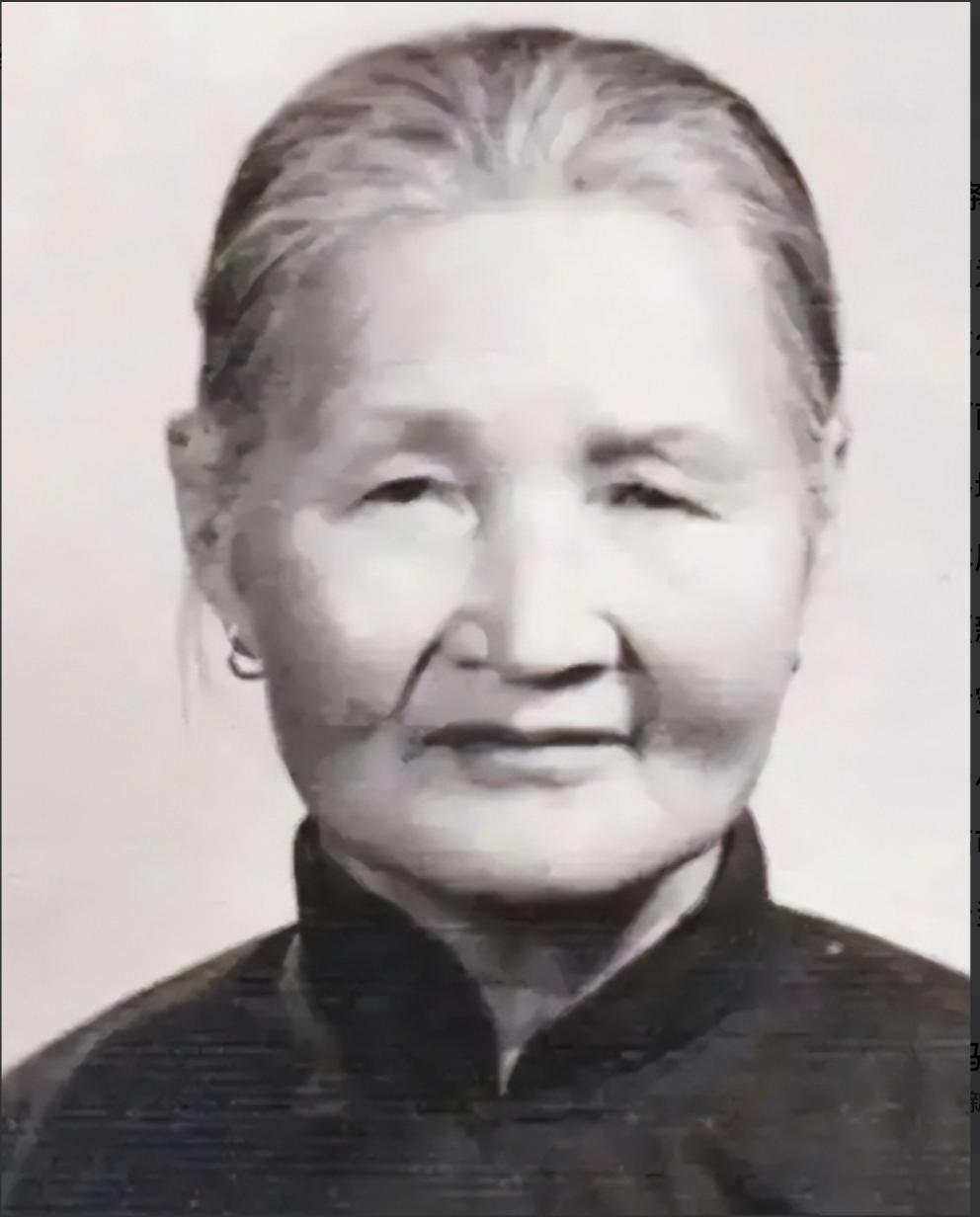 1940年，18岁的姑娘救下八路军战士，两人假扮夫妻。43年后，已是将军的他找上