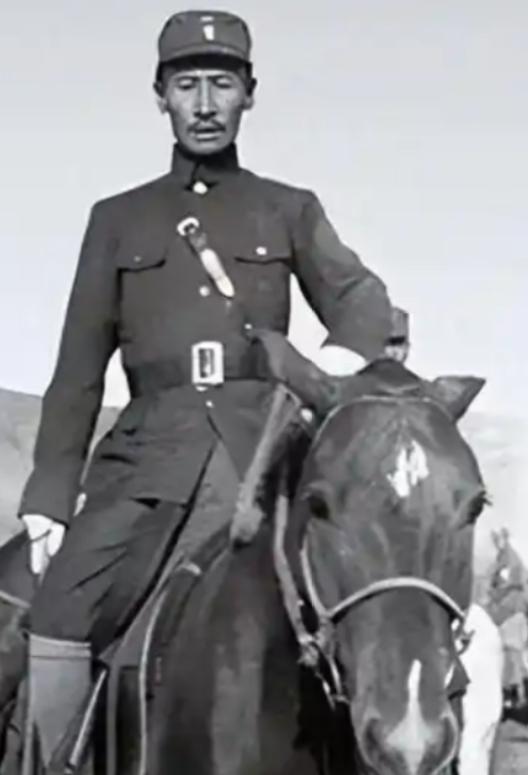 1932年，马占山宣布向日本投降，顿时国内上下骂声一片，然而在受降仪式上，马占山