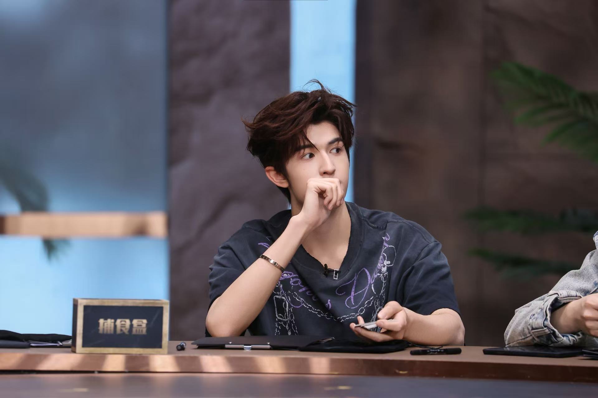 谁懂这个反差感！在赛场全程沉着分析、精准决策，默默推进战术不声张，收官直接登顶夺