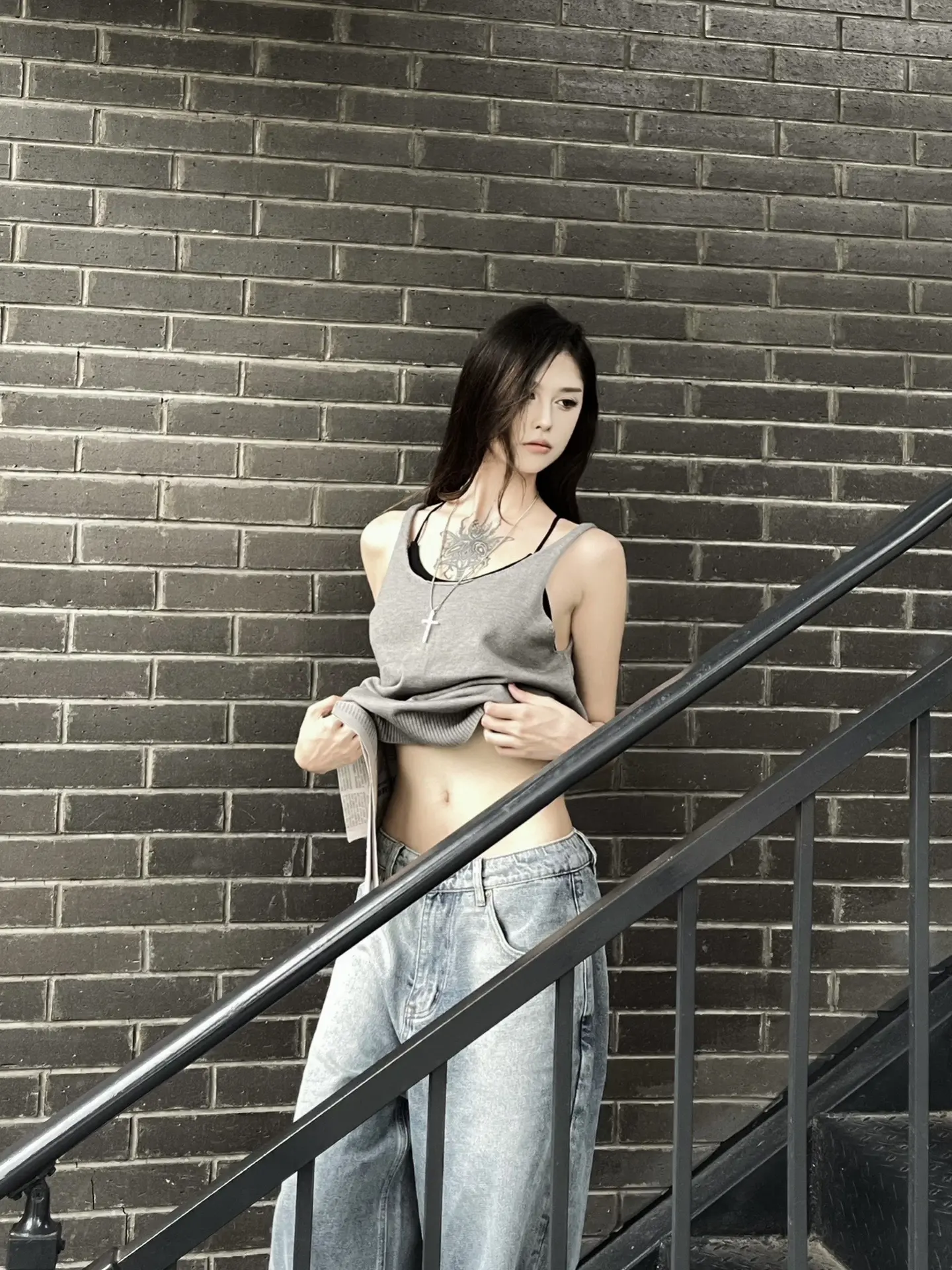 背心配吊带 不缺美女爱