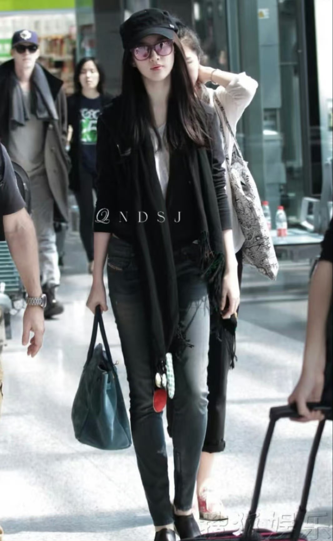 刘亦菲的早期机场照 