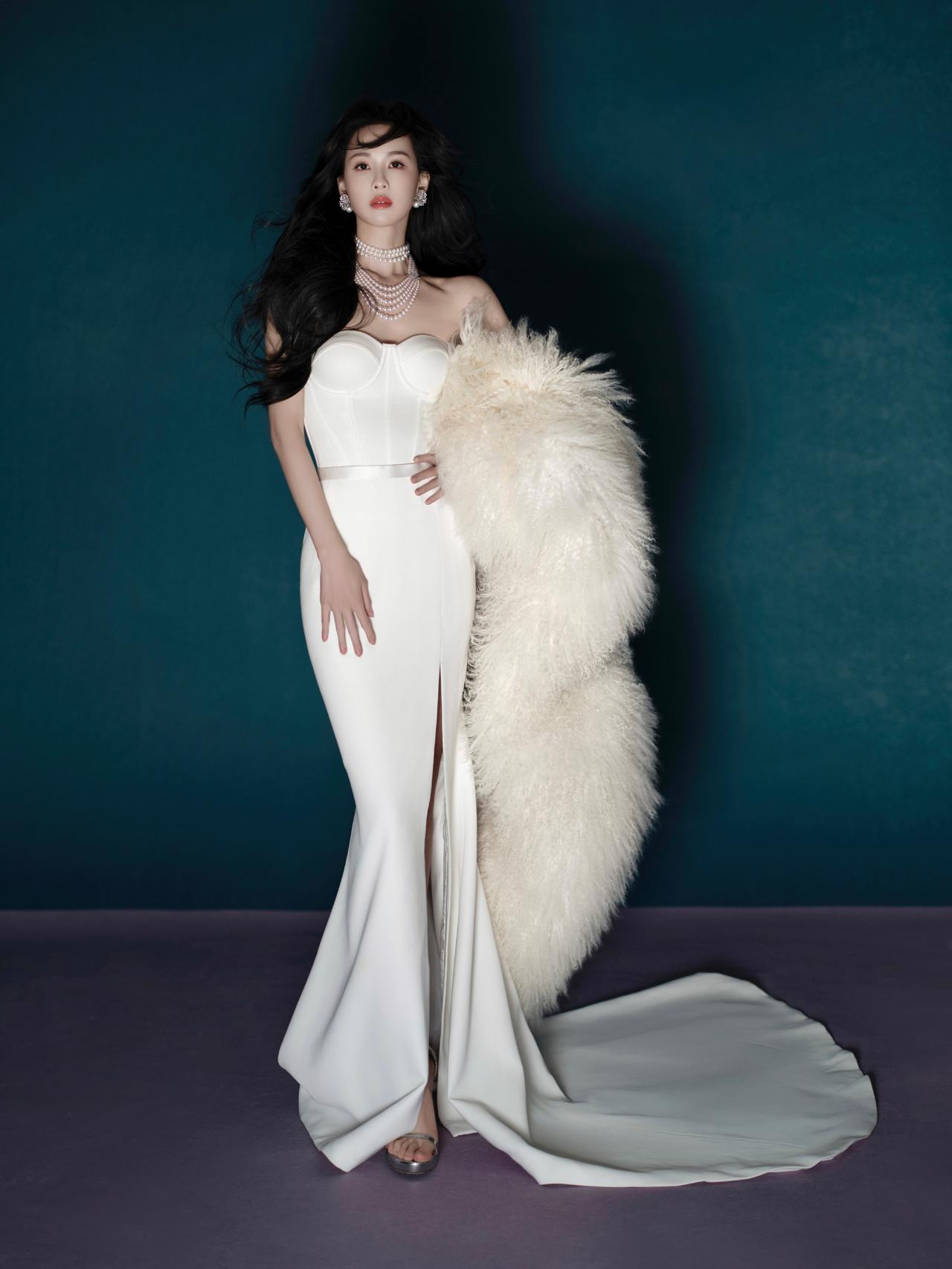 优雅白裙，奢华皮草，红唇黑发，尽显高贵气质。陈都灵！！
