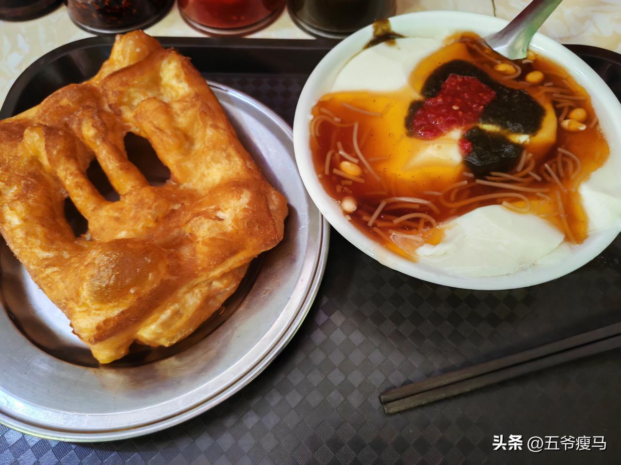 周日清晨七点多，送儿子奔赴数学补习班的车流渐渐散去，我终于拥有了一段独属于自己的