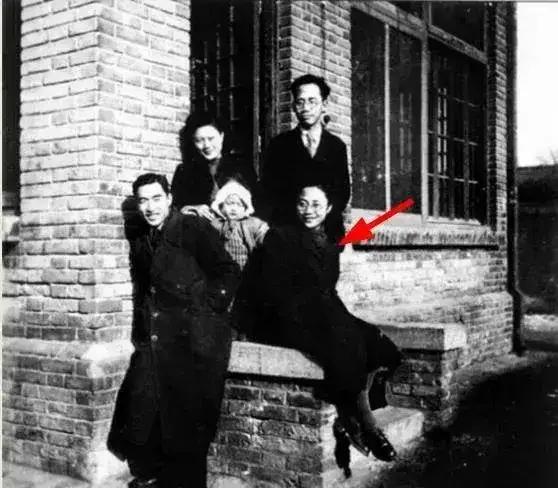 1950年，被折磨到体无完肤的萧明华，听闻敌人要枪毙自己。突然，抬头说：“我可以