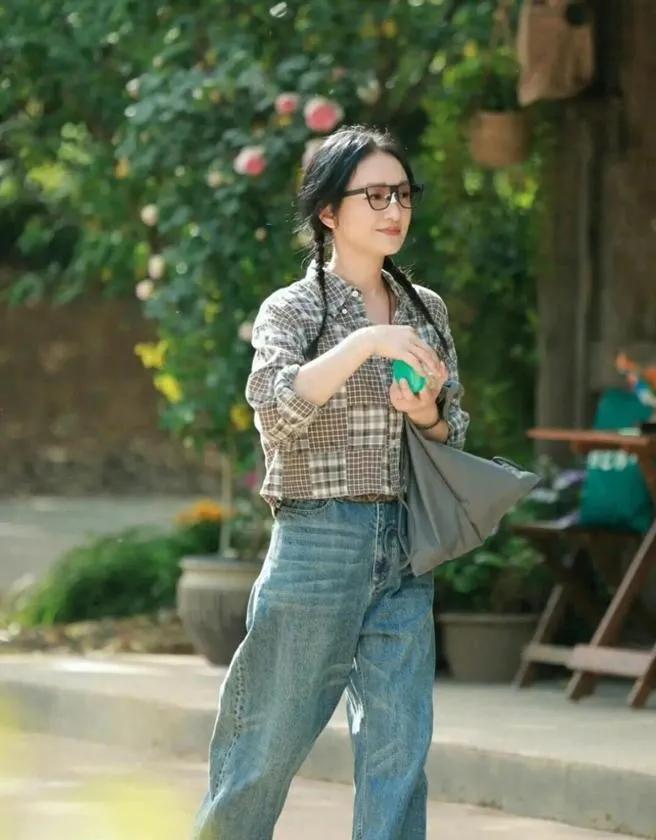 周迅双麻花辫太减龄！
格子衬衫+牛仔裤，时髦又高级，
51岁状态封神，直接抄作业