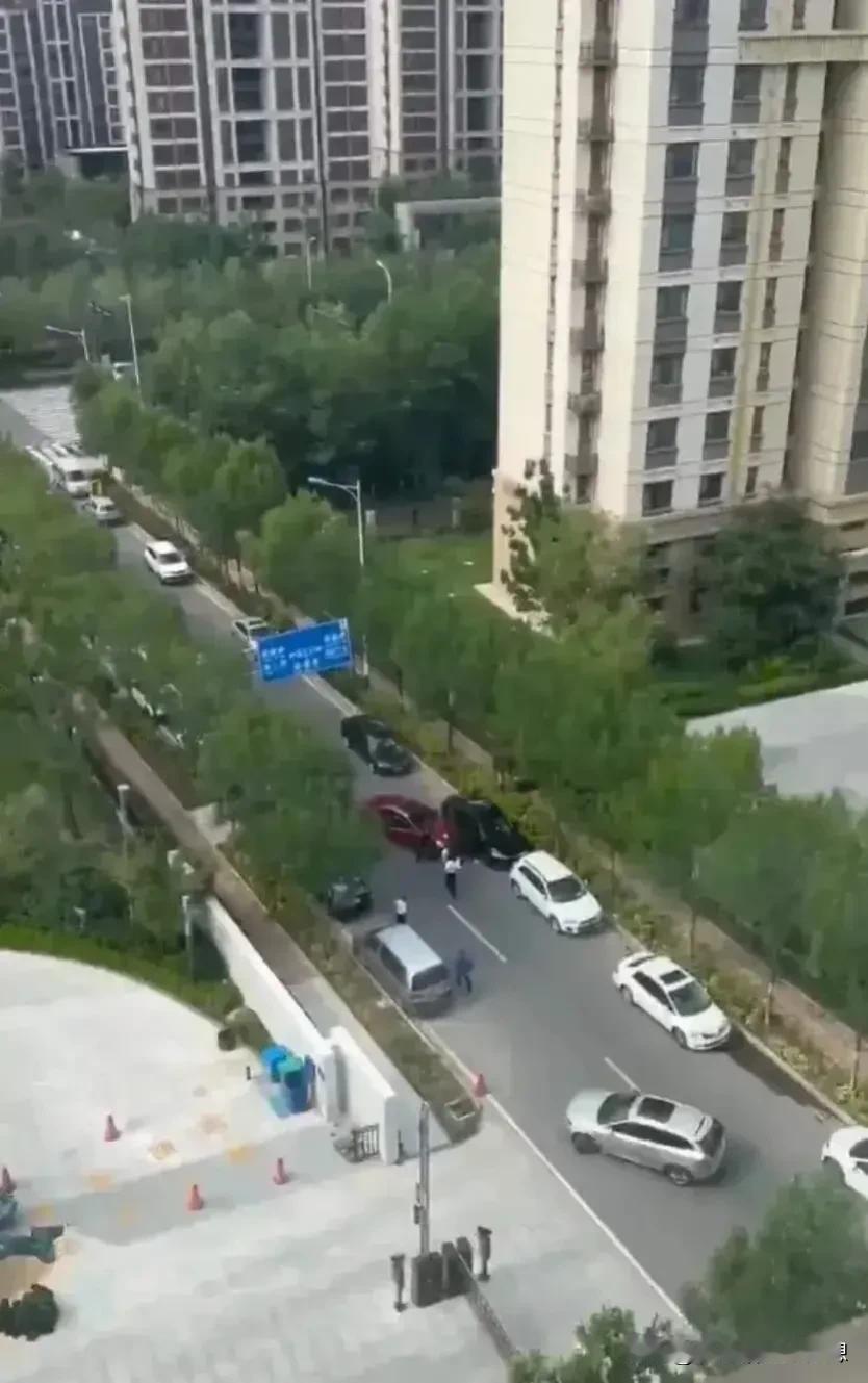 一老头拿了个斧头把自己的老婆、女儿和4个月大的孙子都砍了，现在女儿已经出普通病房