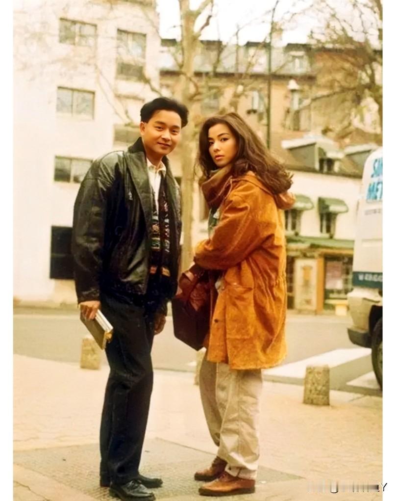 一九八九年，站在巴黎街头的张国荣与钟楚红，秋意浓浓，画面十分的温馨。