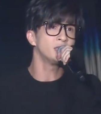 薛之谦贵阳演唱会“炸出”的隐藏大神，是一位替女友登台的普通男歌迷。他在点歌环节演