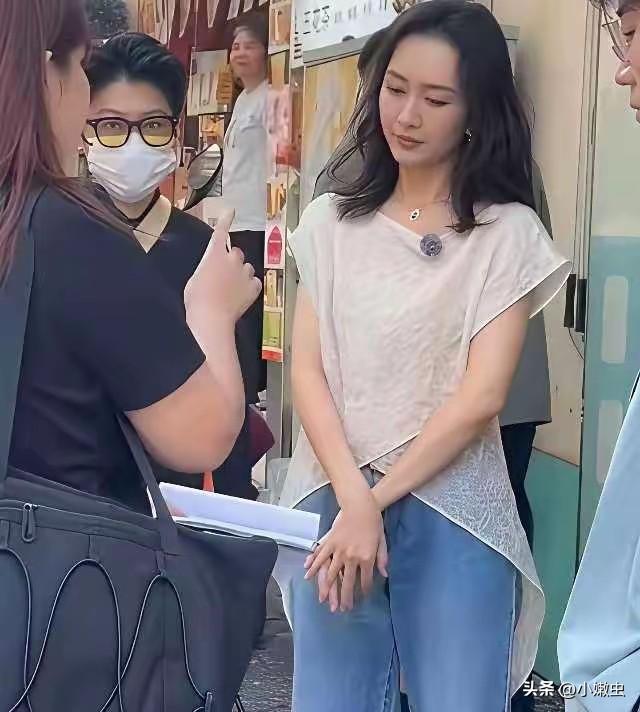 香港追不追星，买个菜都能碰到大明星。
在大陆内，能碰到明星觉得是幸运。
但香港是