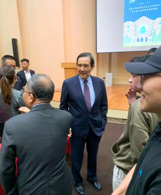 台湾地区，长期阻碍中国统一就是马英九。这个人非常之狡猾！在他担任领导人期间，从美