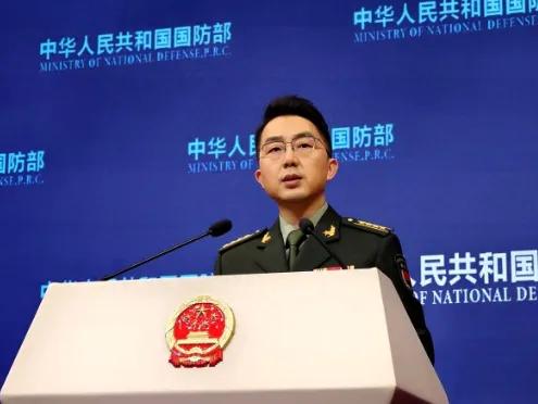 国防部发布会上，记者抛出了尖锐问题：如果日方强行登上钓鱼岛，我们该怎么办？国防部