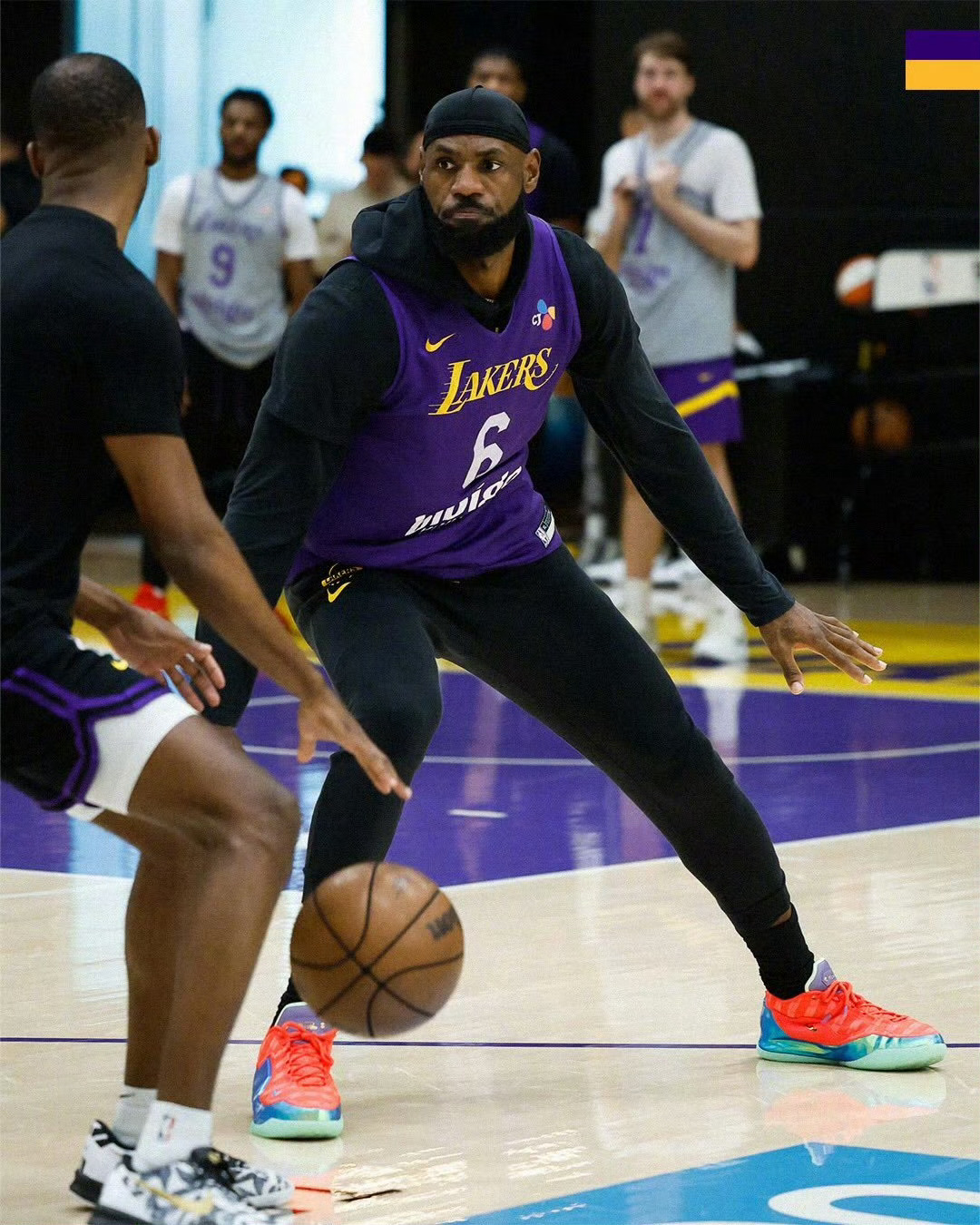 今日湖人在主场进行了训练和会议，就球员反应来看整体氛围非常好，并没有雷迪克所说的