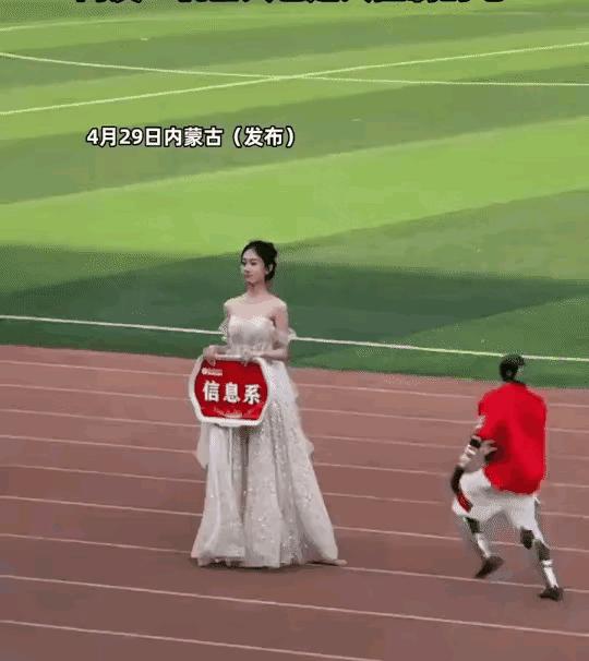 连机器人都知道碰瓷美女……
这位美女被机器人这么一撞，身上肯定是青一块紫一块，相