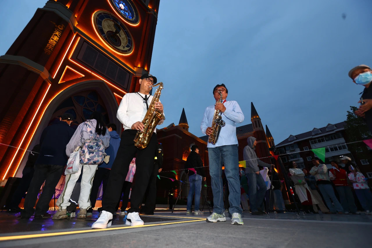 打卡天津音乐节沉浸艺术氛围音乐，是流动的建筑；建筑，是凝固的音乐。五大道公园的钟