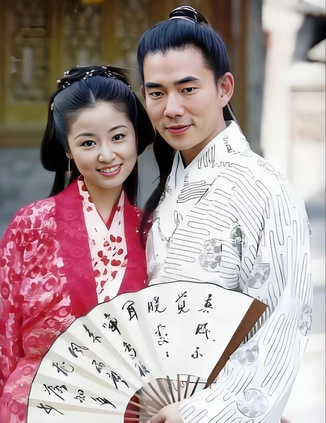 往事一幕幕
回过头看看我们的青春
那时候我们喜欢的明星是如此年轻美丽