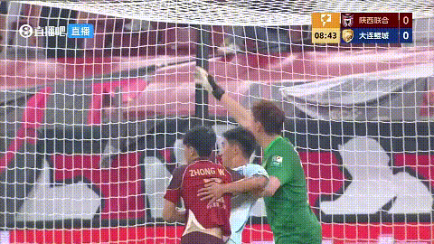 曾经的喝水哥这次又失误了，门线里抱球被判进球了，还一脸无辜的样子，他是不是觉得不