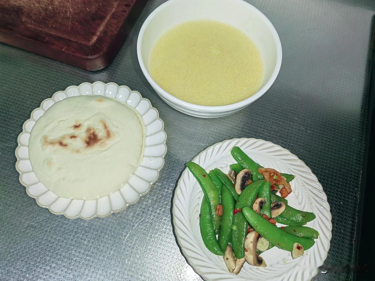 团爸对团子同学的爱
亲自动手包的馄饨
还给做了夜宵
顺便给我做了甲鱼汤，这甲鱼汤