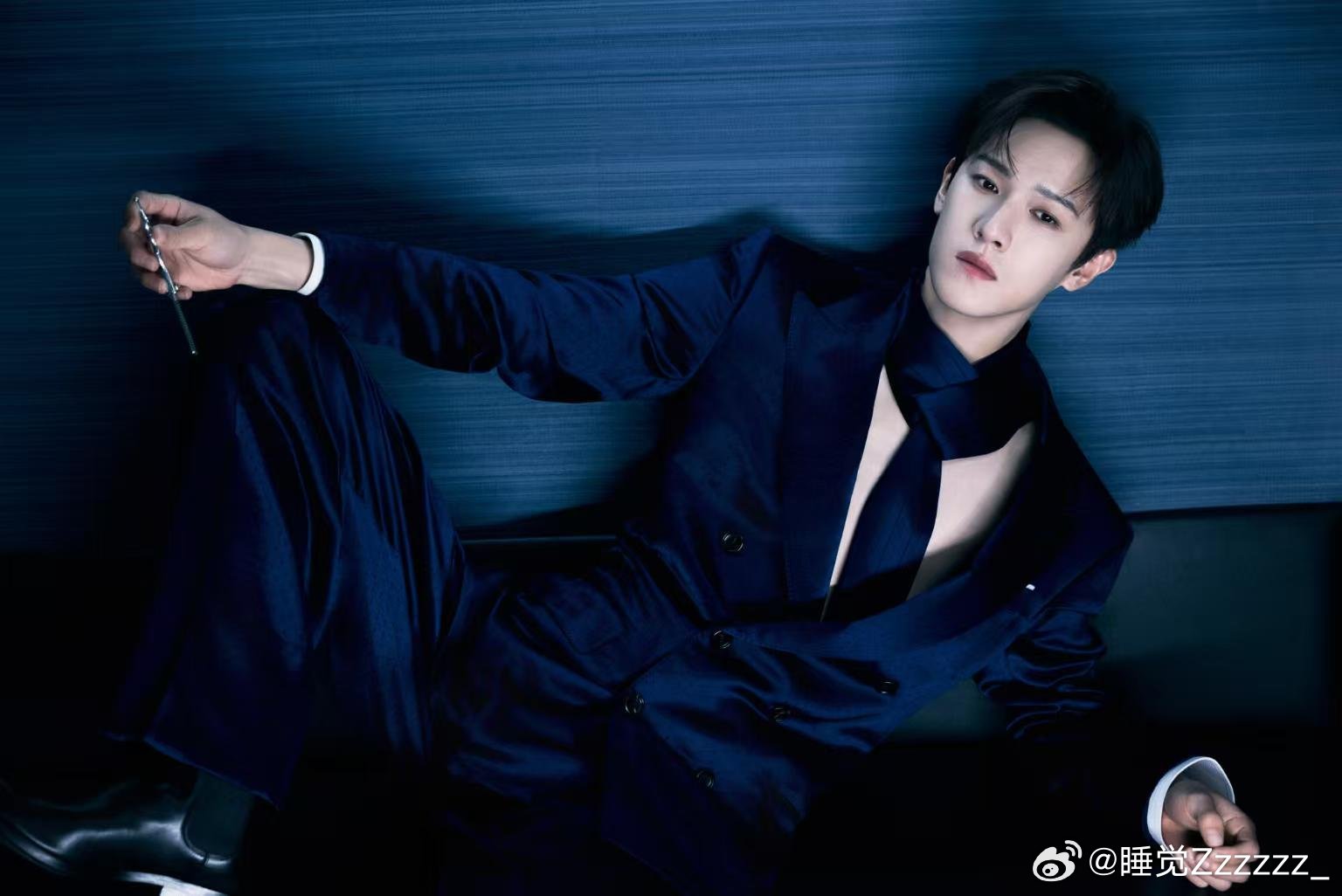 李昀锐真空丝带西装真空西装搭配丝带设计，勾勒出优越身形线条，斯文与野性交织，眼镜