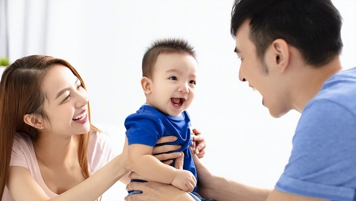 我始终觉得，光靠堆育儿补贴根本解决不了当下年轻人不愿生孩子的核心问题。
它只能是
