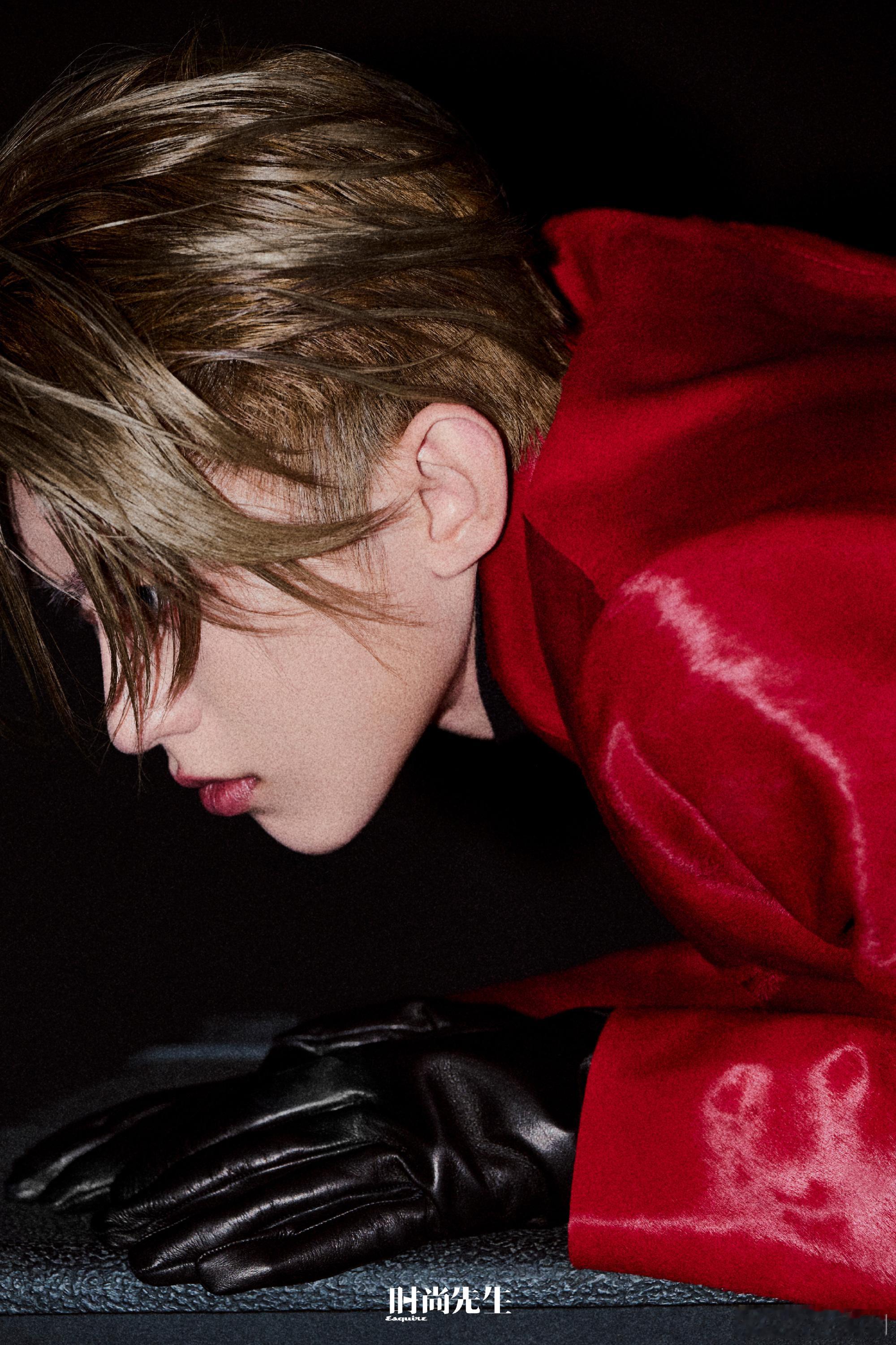 #蔡徐坤金棕湿发# ​​​#蔡徐坤金色湿发造型#蔡徐坤的金棕湿发，让人眼前一亮，