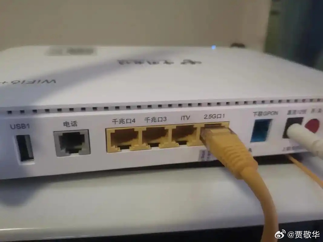 #有点东西# 有网友吐槽了运营商的混乱现状，普通人申请千兆宽带，运营商配千兆网口