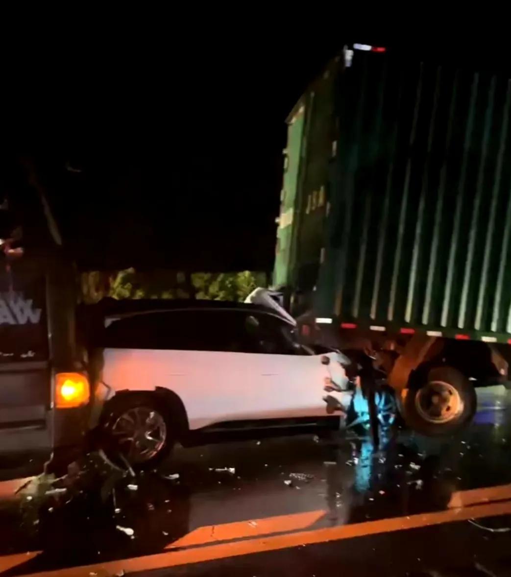 蔚来ES6事故，被两辆大车夹击，前车为厢式货车，网友评论说“安全就是最大的豪华”
