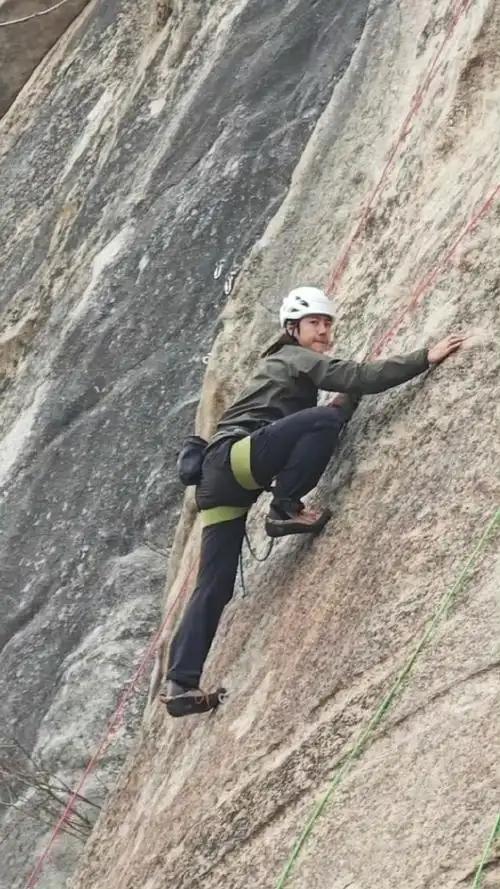 王一博综艺徒手攀岩，意外坠海引关注

12月6日，一档户外综艺最新预告炸出大场面