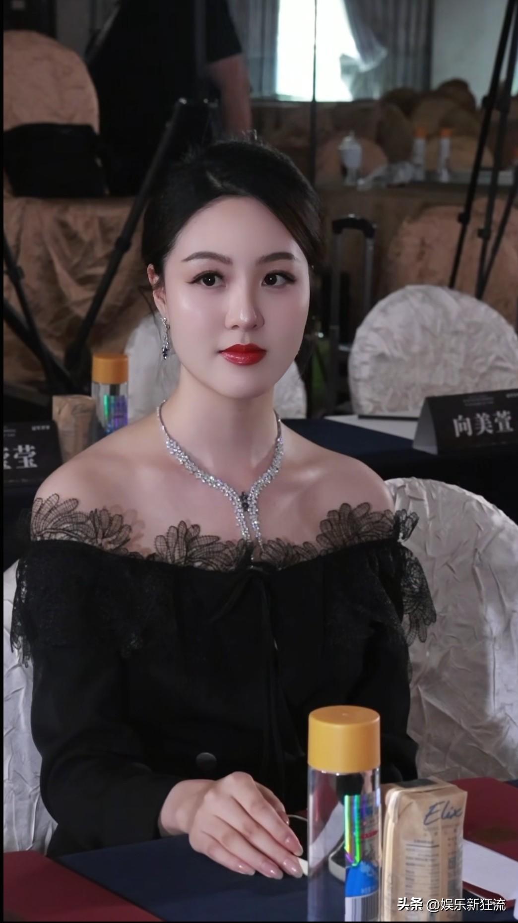 国家超模徐敏，这长相肤如凝脂，端庄优雅，这一身黑色礼服完美呈现她的盛世美颜，一看