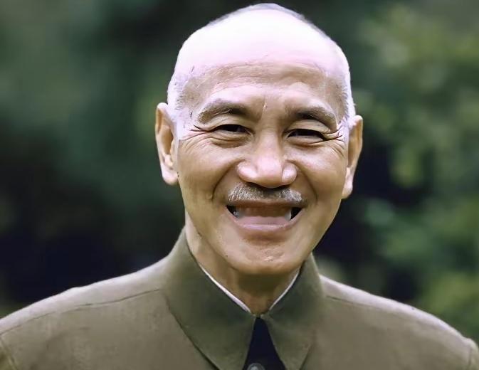 夕阳斜照，阳明山官邸。晚年的蒋介石倚窗沉默，大势已去的怅惘刻进褶皱。面对镜头，他