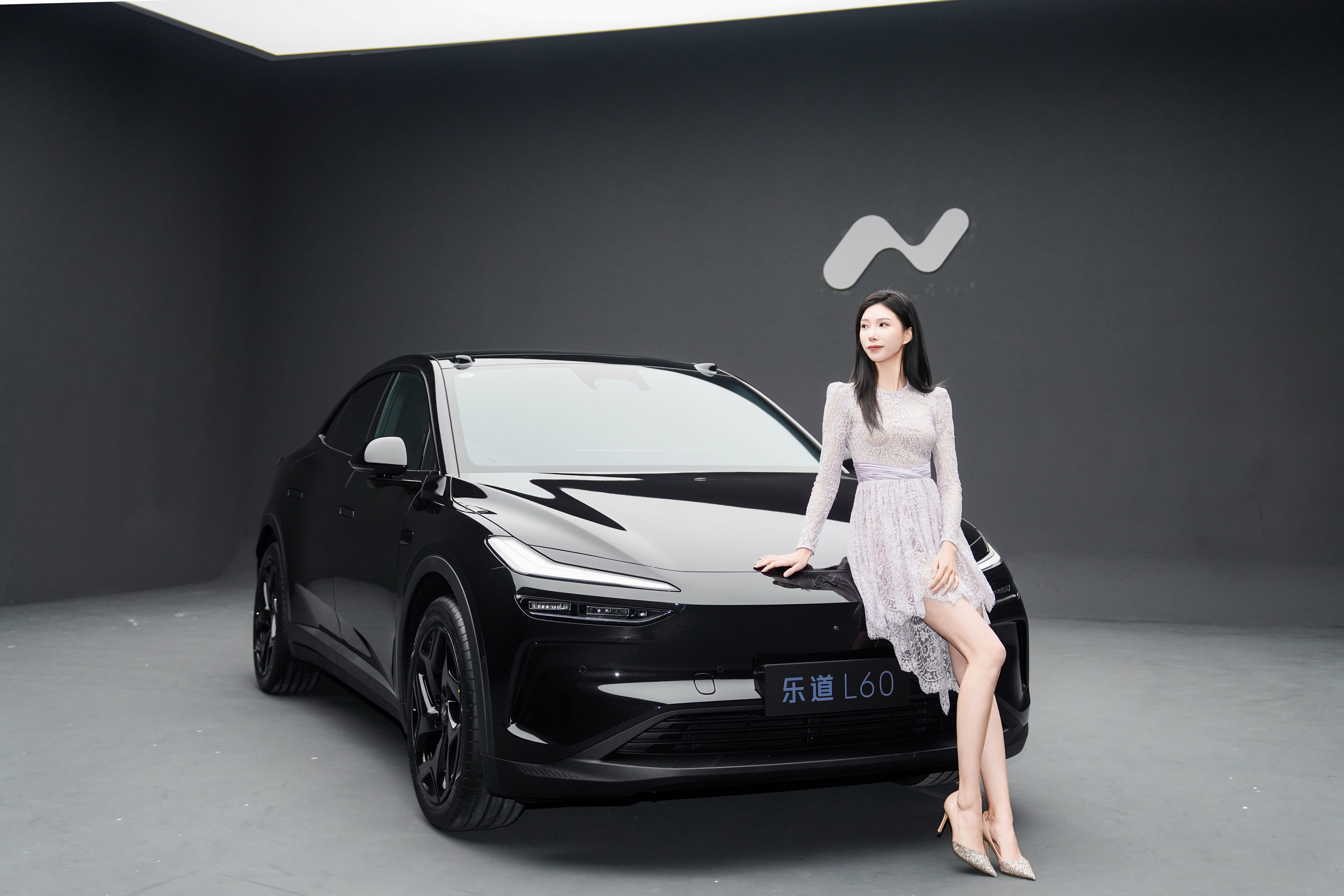 终于牵上了心心念念的杜宾！和回归的乐道 L60黑骑士特别版一样的黑橙配色，太好出