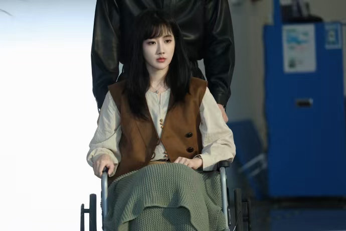 黄婷婷 李艺彤李艺彤新剧与狼共眠认真搞事业 这个认真搞事业的李艺彤真的很吸粉啊！