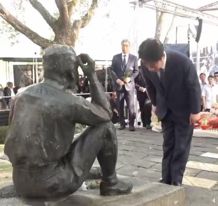 赖清德跪拜日本殖民者根据多家媒体2026年5月8日的消息，赖清德在台南参与纪念日
