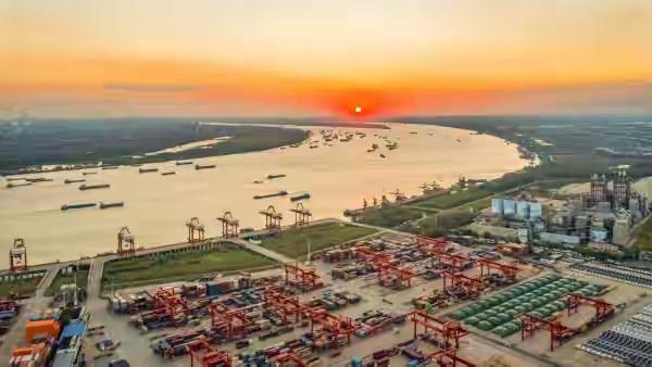 来武汉，才能感受到啥叫“枢纽重镇”！
武汉中欧班列新添了“9610”模式，让中小