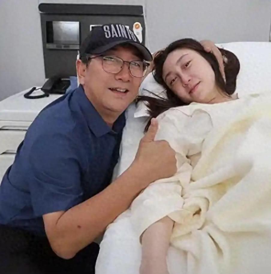 著名主持人水均益33岁女儿又崩溃了！8月7日做美甲时突然接到电话，第6个保姆又说