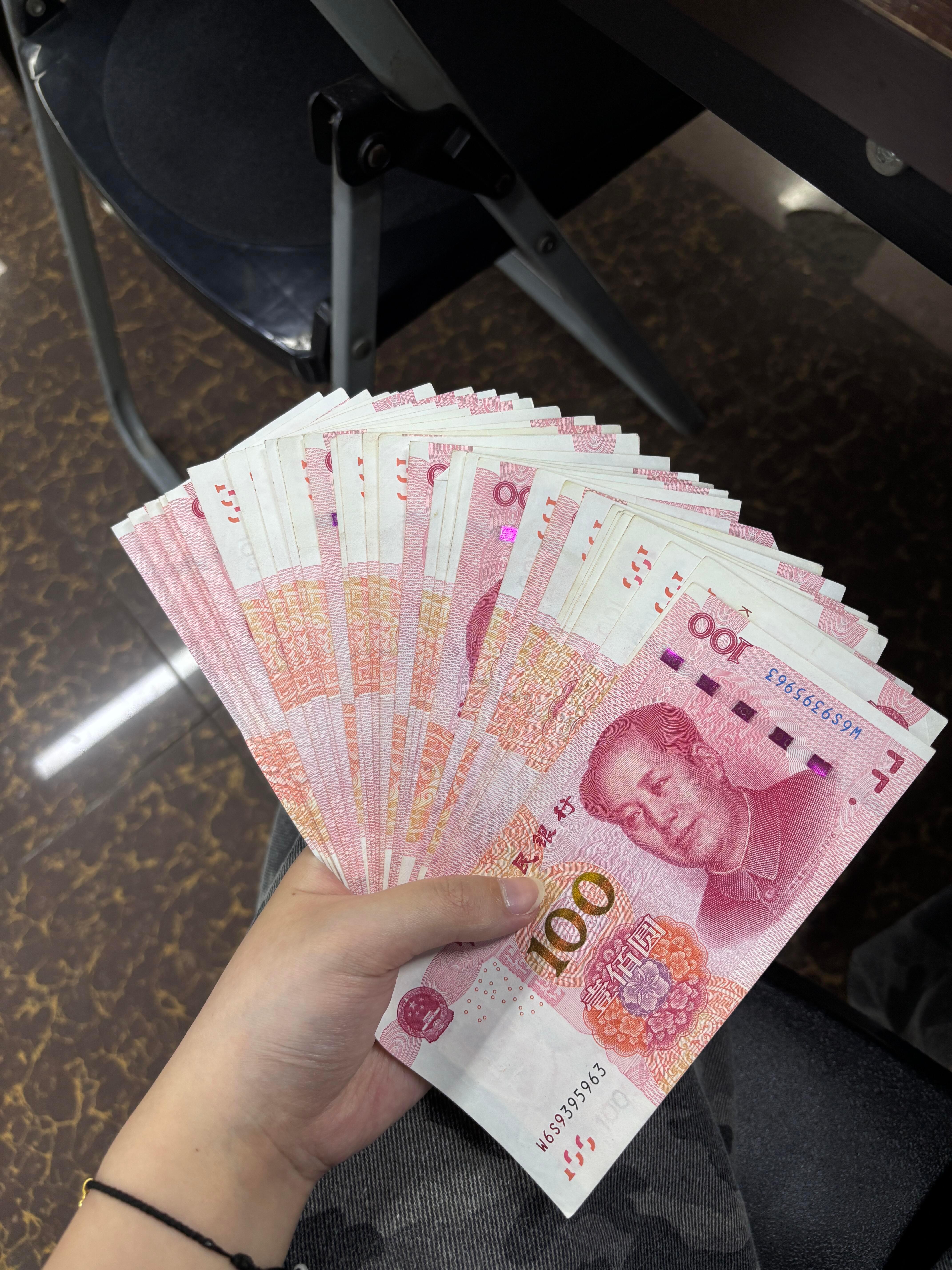 努力赚钱吧,有钱的时候,钱不值钱,没钱的时候,人不值钱,赚钱是成年人最大的体面,