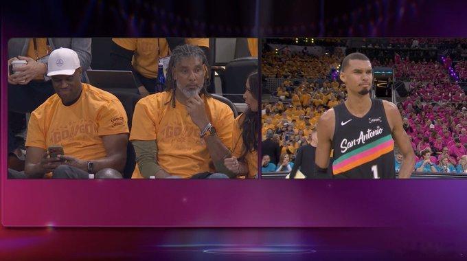 邓肯罗宾逊在底特律打完比赛，马上跑到圣安东尼奥马刺主场来看球了NBA季后赛开拓者