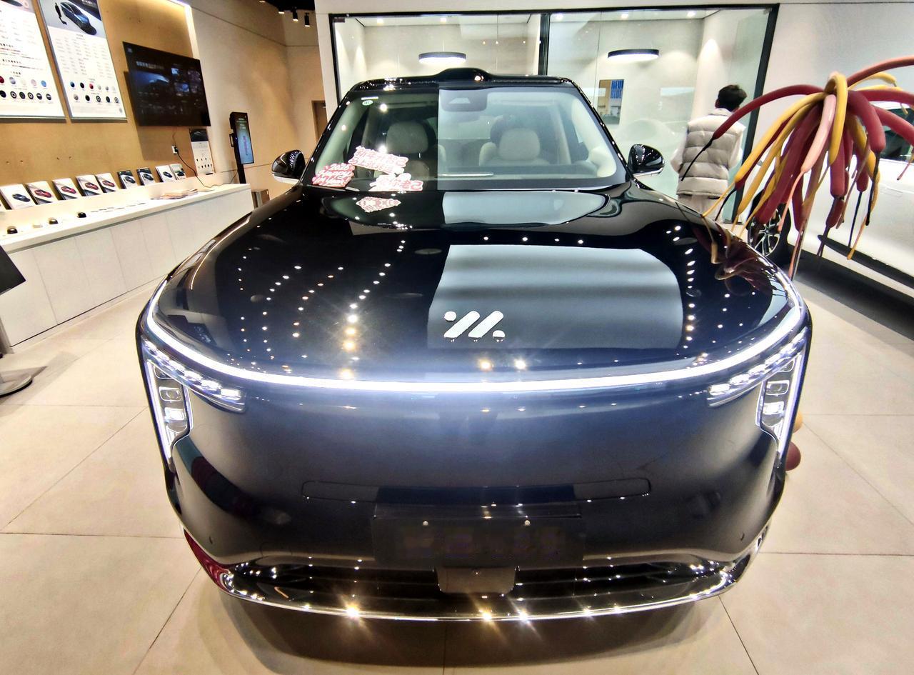 大六座豪华SUV《智己LS9》
  智己LS9于2025年11月12日正式上市，