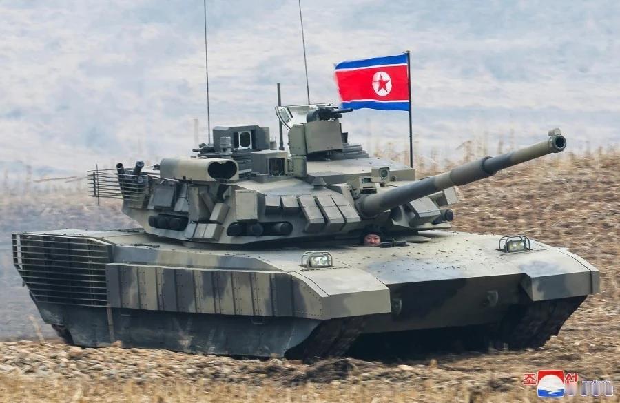 【金正恩亲自驾驶朝鲜最新式坦克：还蛮还像那么回事儿】新坦克的细节也进一步呈现。
