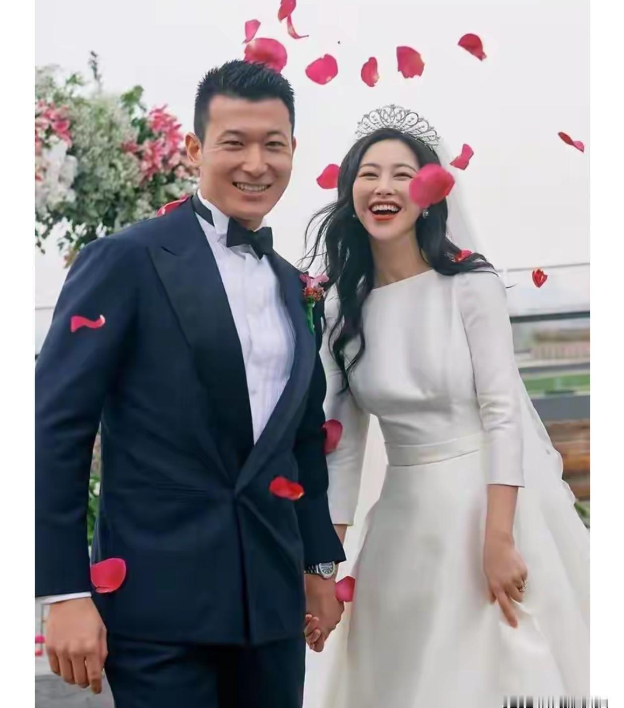 朱珠“下嫁”？
这都什么年代了，还在用你奶奶的裹脚布当尺子量人？
那套老掉牙的“