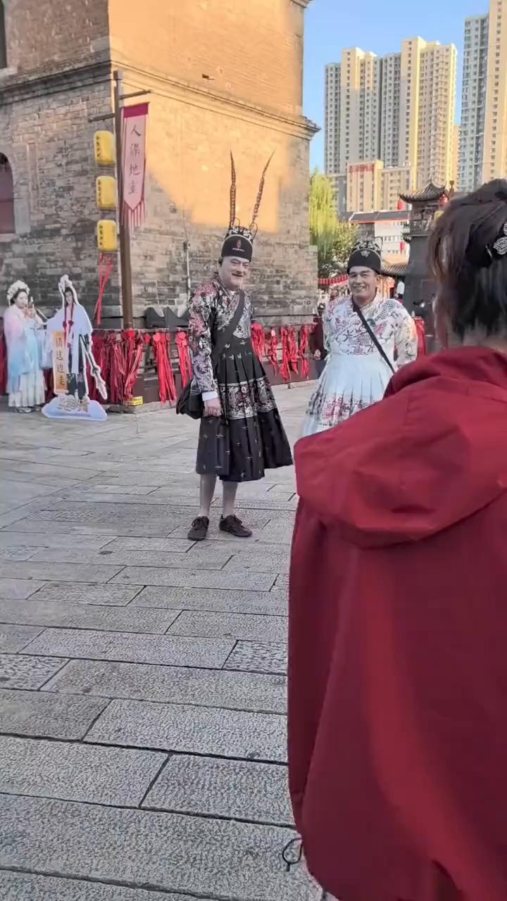 外国人来中国玩有多搞笑？体验穿着文化也得选对了。俩大老爷们一人穿一条裙子，真是洋