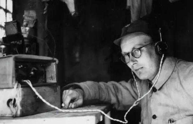 1948年，一村民回来告知敌人已撤了，交通员出村后忽发现：不对劲。
 
当时正是