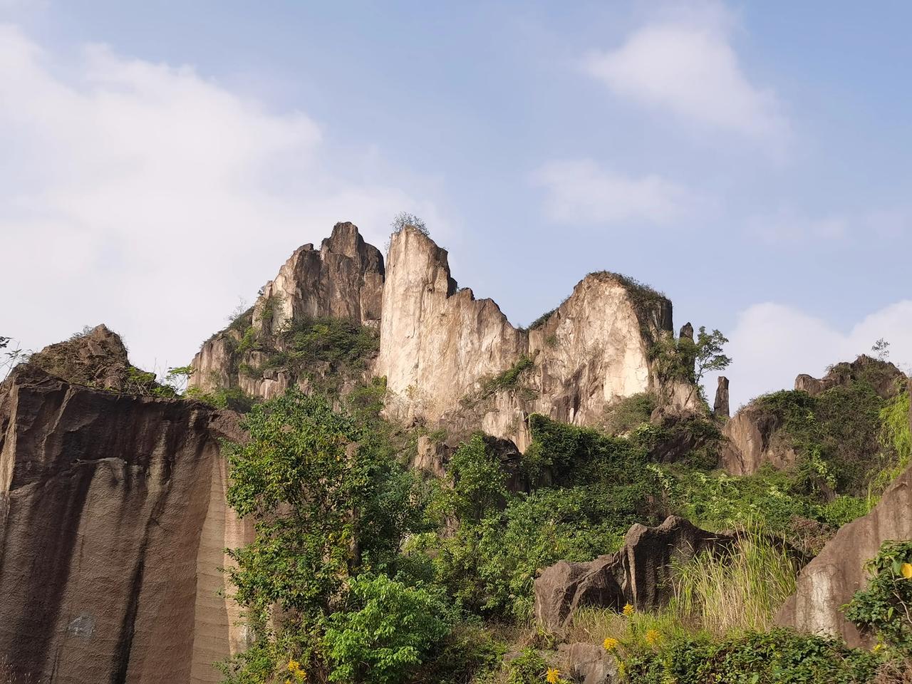 绍兴羊山石城实际上是古代的一个采石场。绍兴人不知道曾经削平过多少个山头。