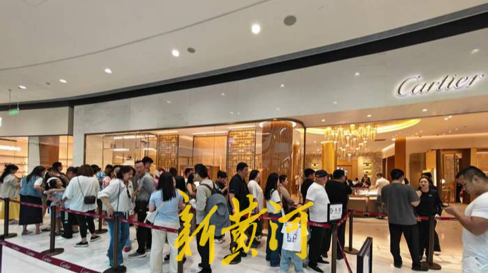 海南封关后的首个春节，新黄河记者实探三亚免税店里的“人从众”