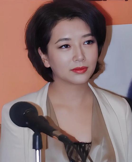 那一年靳东30岁，江珊39岁离异还带着一个孩子，面对靳东猛烈的追求，江珊说：我比