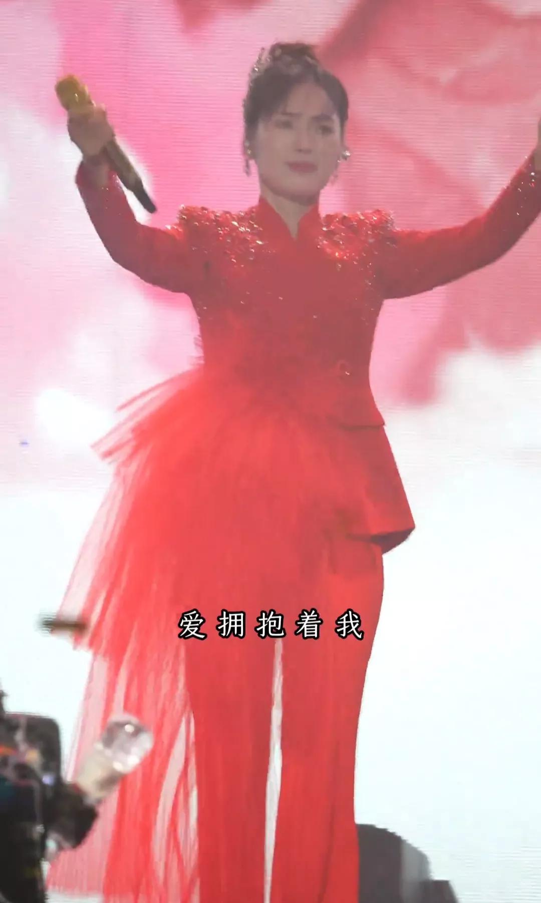 云朵演唱会这一跪，跪碎了多少人的心？
说明云朵是:
1:懂得感恩​
2.感恩老师